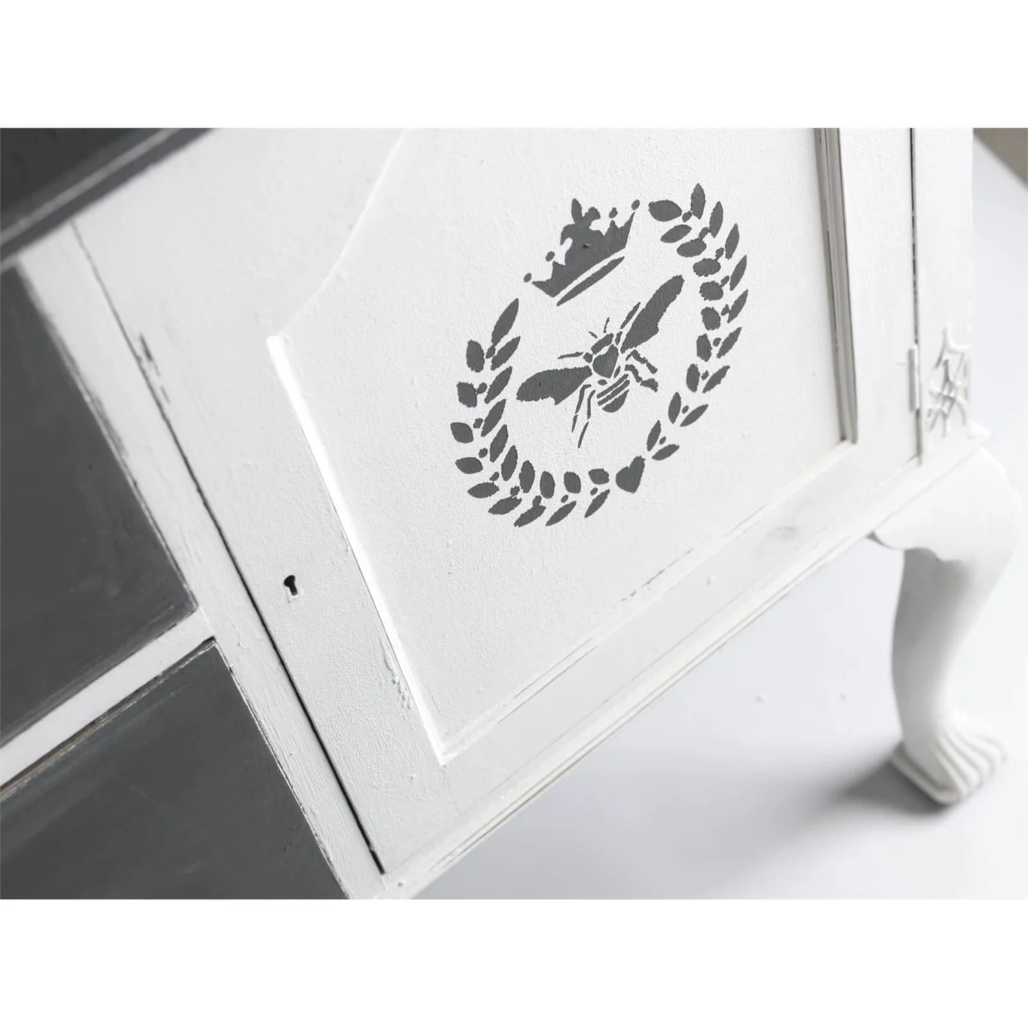 Rust-Oleum Chalky Furniture Paint - Graphite - 125ml 5 Rust-Oleum Chalky Furniture Paint - Graphite - 125ml - Image 3