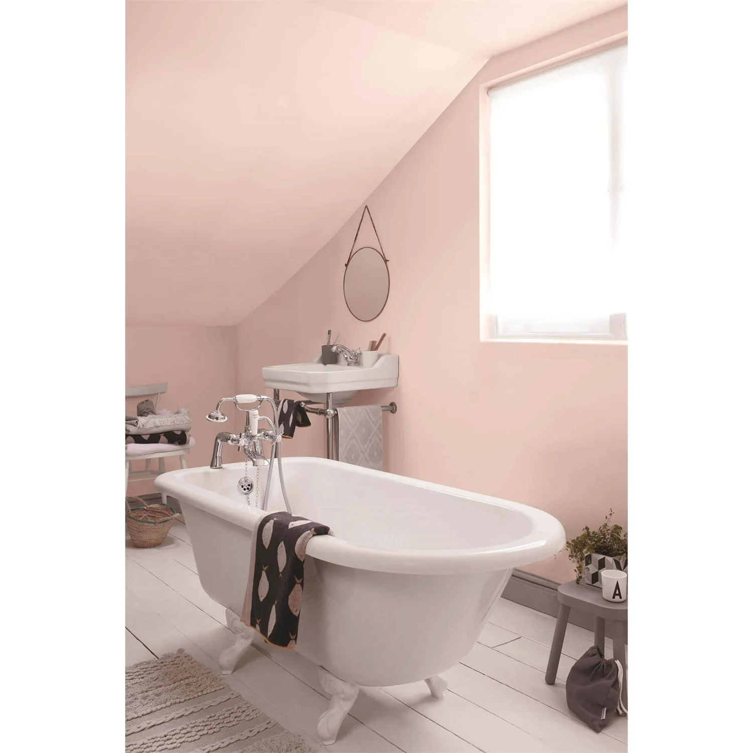 Dulux Easycare Bathroom Blush Pink Soft Sheen Paint - 2.5L 7 Dulux Easycare Bathroom Blush Pink Soft Sheen Paint - 2.5L - Image 5