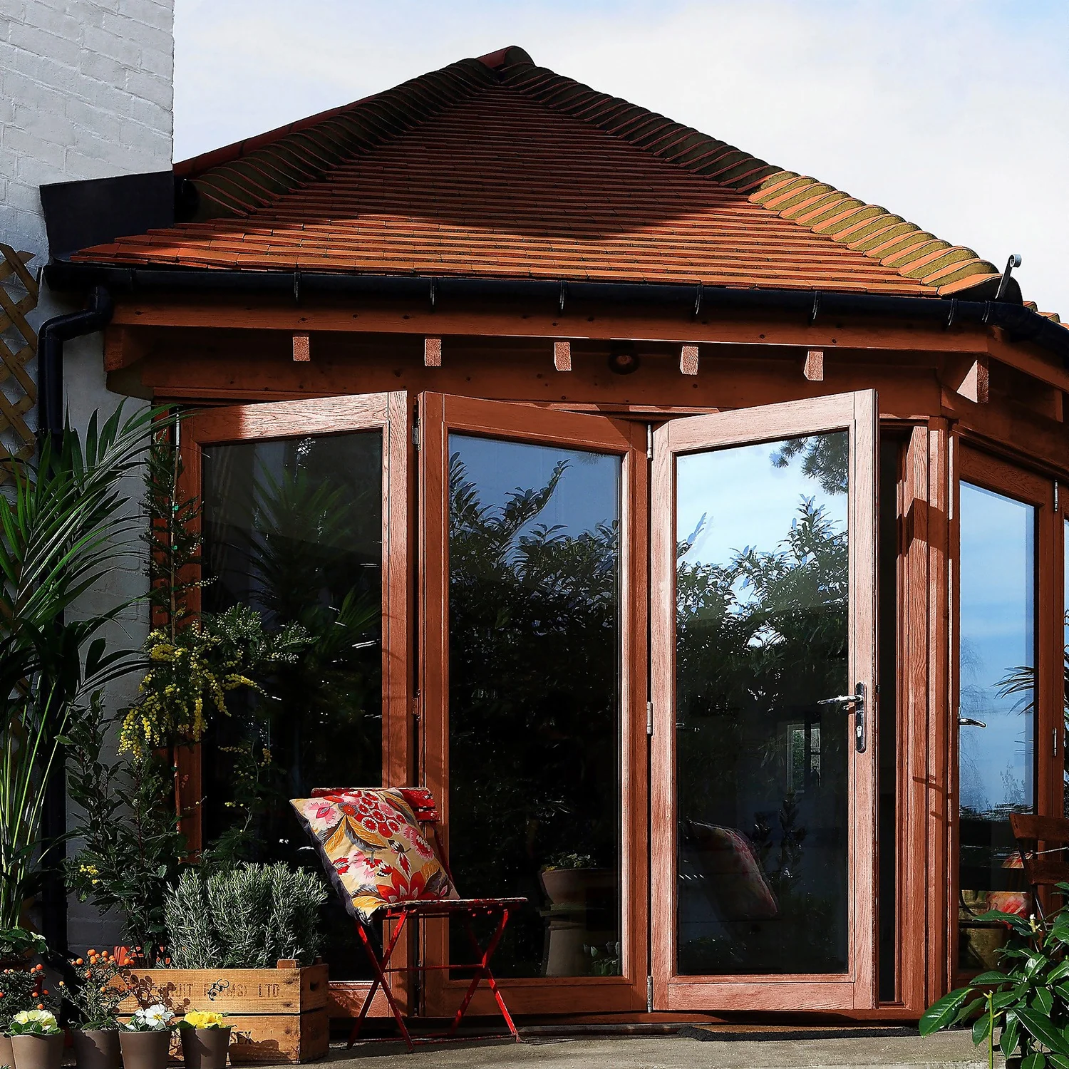 Sadolin Extra Durable Woodstain Redwood - 2.5L 6 Sadolin Extra Durable Woodstain Redwood - 2.5L - Image 4