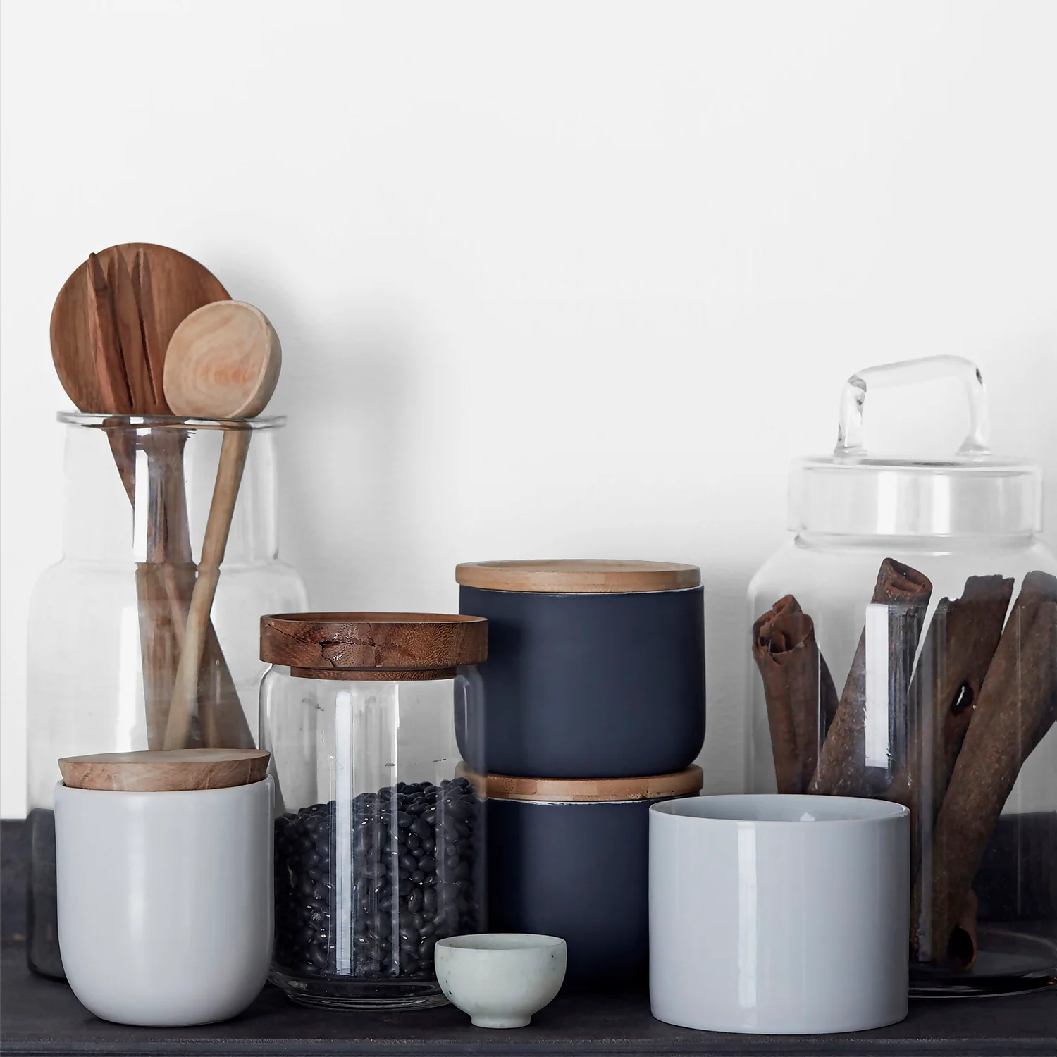 Crown Easyclean Kitchen Paint Brilliant White 2.5L 5 Crown Easyclean Kitchen Paint Brilliant White 2.5L - Image 3