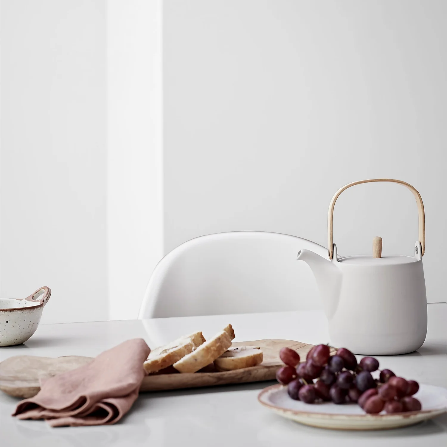 Crown Easyclean Kitchen Paint Brilliant White 2.5L 4 Crown Easyclean Kitchen Paint Brilliant White 2.5L - Image 2