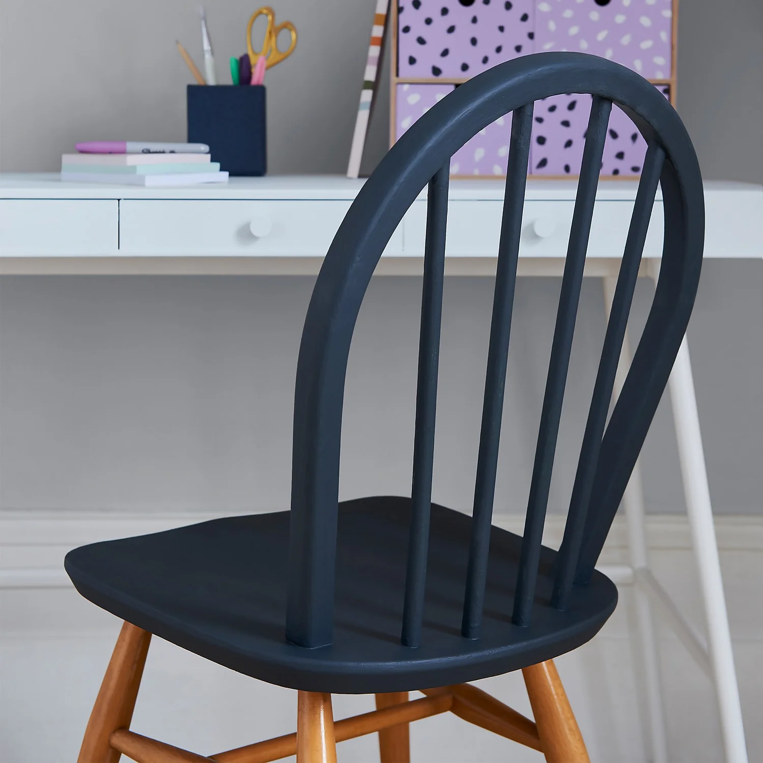 Rust-Oleum Matt Furniture Paint Black Sand - 125ml 4 Rust-Oleum Matt Furniture Paint Black Sand - 125ml - Image 2